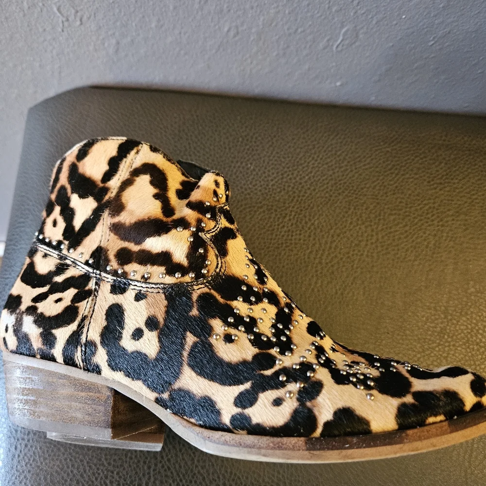 Gianni Bini Tinslea Ankle‎ Boots Womens Size 5.5 Animal Print Calf Hair Leopard